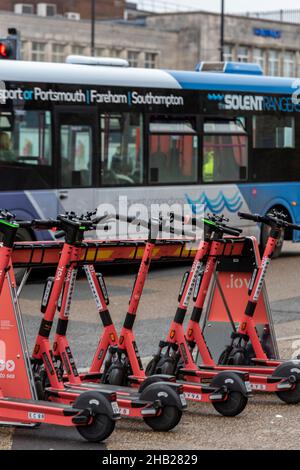 scooters électriques et transports en commun bus dans le centre-ville de southampton royaume-uni, scooters électriques sur un stand de location de centre-ville, location de scooters électriques. Banque D'Images