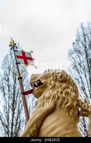 emblème national anglais. lion tenant le drapeau de croix de st george, patriotique, patriotisme, drapeau anglais tenu par le lion de pierre, englasité, lion de drapeau national. Banque D'Images
