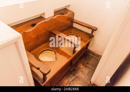 MANILLE, PHILIPPINES - 27 JANVIER 2018: Double toilette de la maison coloniale Casa Manille dans le district d'Intramuros de Manille. Banque D'Images