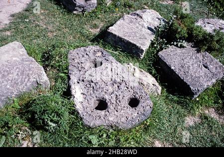 Site archéologique préhistorique à Ugarit, Syrie en 1998 - ancre en pierre dans le temple de Baal Banque D'Images