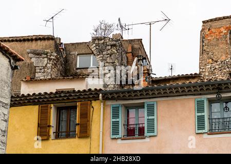 Vestiges du mur de la vieille ville sur les toits de bâtiments résidentiels à Draguignan, France Banque D'Images