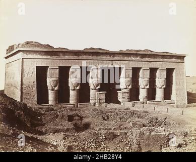 Temple de Hathor à Dendera, Dendur, vue du nord-est de la façade du temple, photographie d'argent en albumine, fin du 19th siècle, image/feuille: 7 3/4 x 10 1/4 po, 19,7 x 26 cm, 19th siècle, Photographie argentée, Antonio Beato, Architecture,Noir et blanc, Cleopatra VII, Dendera, Egypte, Hathor,Colonnes de Hathoric, période Ptoléméenne, Temple de Dendera, Temple de Hathor Banque D'Images