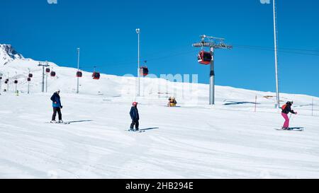 Skieurs méconnaissables sur les pistes de la station de ski Banque D'Images