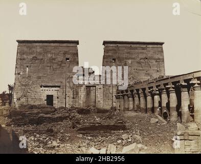 Phile vue de Pylone avec les colonnes, Temple d'Isis pylon; vue avec des colonnes qui ont vue sur le nord, philae, Antonio Beato, italien et britannique, ca.1825-ca.1903, photographie en argent d'albumine, fin du 19th siècle, image/feuille: 7 15/16 x 10 3/8 po., 20,2 x 26,4 cm, 19th siècle, Photographie en argent d'albumine, Antonio Beato, Architecture,Assouan, Noir et blanc, colonnes, Colonnade orientale, Égypte,Premier pylône, Horus, Isis, Osiris, Philae,Période de Ptoléméen, religieuse, Temple, vue de Pylone avec les colonnes Banque D'Images