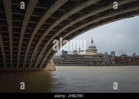 Vue sur la Tamise depuis le pont Blackfriars en direction de la cathédrale St Pauls et de la ville de Londres. Londres, Angleterre, Royaume-Uni avril 2021 Banque D'Images