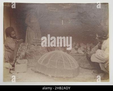 A Pigeon Keeper, l'une des 274 photographies anciennes, photographie argentée d'albumine, fin 19th-début 20th siècle, période de Qentra, 6 1/8 x 8 3/16 po, 15,6 x 20,8 cm Banque D'Images