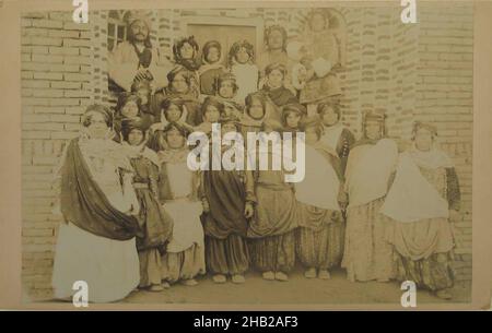 Groupe de 33 enfants tribaux, l'une des 274 photographies anciennes, papier d'impression d'argent Gelatin, fin 19th-début 20th siècle, période Qajar, photo: 6 9/16 x 8 7/8 po, 16,6 x 22,6 cm Banque D'Images