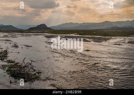 Rivière aux vestiges de la coulée de boue du lahar au volcan Pinatubo, aux Philippines Banque D'Images