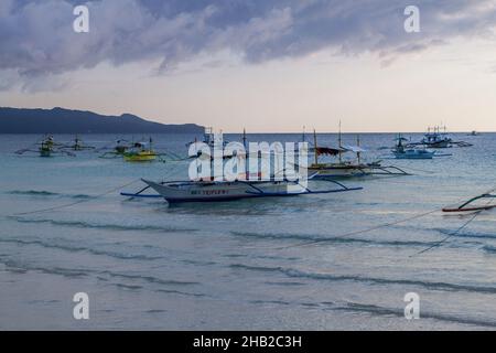 BORACAY, PHILIPPINES - 1 FÉVRIER 2018 : Bangkas (Para), bateaux à double outrigger, île de Boracay, Philippines Banque D'Images