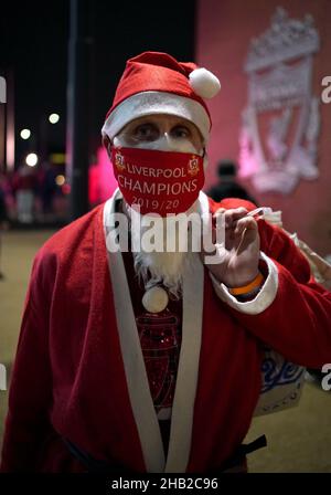 Un fan de Liverpool habillé comme le Père Noël et portant un masque qui lit les Liverpool Champions 2019-20 lors du match de la Premier League à Anfield, Liverpool.Date de la photo: Jeudi 16 décembre 2021. Banque D'Images