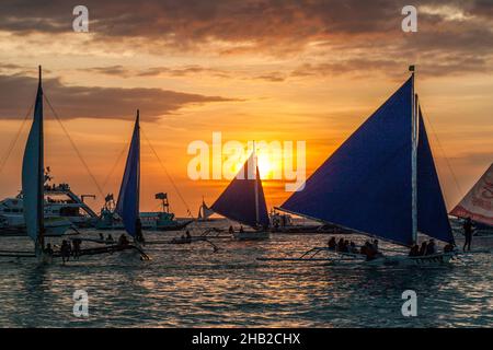 BORACAY, PHILIPPINES - 1 FÉVRIER 2018 : coucher de soleil derrière Bangkas (Para), bateaux à double outrigger, île de Boracay, Philippines Banque D'Images