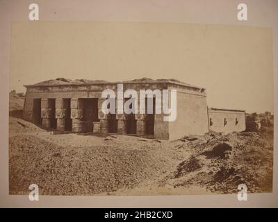 Temple de Hathor à Dendera, Dendur, photographie d'argent en albumine, mi-19th siècle, image/feuille: 7 3/4 x 10 1/4 po., 19,7 x 26 cm, 19th siècle, Photographie d'argent en albumine, Architecture, Noir et blanc,Déité, Dendera, Egypte, Déesse, Hathor,Colonnes de Hathoric, période Ptoléméenne, Temple de Hathor, W. Hammerschmidt Banque D'Images