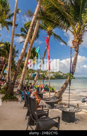 BORACAY, PHILIPPINES - 3 FÉVRIER 2018 : palmiers à la plage de Bulabog sur l'île de Boracay, Philippines Banque D'Images