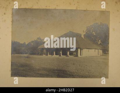 Imprimé à partir d'un album de photographies : Architecture en Inde, photographie en argent, Inde, 2 11/16 x 3 7/8 po, 6,8 x 9,9 cm Banque D'Images