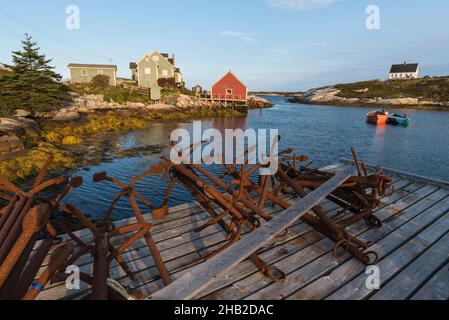 Peggy's Cove, village de pêcheurs avec crique et ancres historiques, Nouvelle-Écosse, Canada Banque D'Images