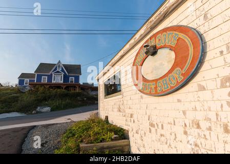 Village de pêcheurs de Peggy's Cove avec anse historique et hangars à poissons, Nouvelle-Écosse, Canada Banque D'Images