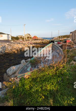 Village de pêcheurs de Peggy's Cove avec anse historique et hangars à poissons, Nouvelle-Écosse, Canada Banque D'Images