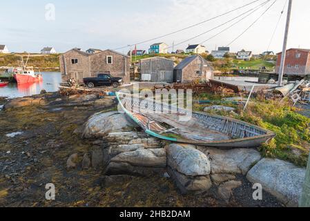 Village de pêcheurs de Peggy's Cove avec anse historique et hangars à poissons, Nouvelle-Écosse, Canada Banque D'Images