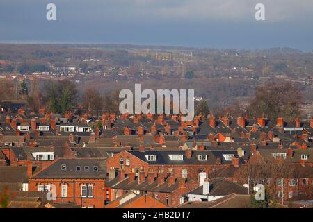 Vue sur les toits de Horsforth vers l'aéroport de Leeds Bradford.Le système d'atterrissage instrumental jaune peut être vu à l'horizon. Banque D'Images