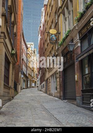 Vue sur Lovat Lane en galets depuis le pub Walrus et Carpenter avec le Walkie Talkie Building en toile de fond, Londres, Angleterre, Royaume-Uni Banque D'Images