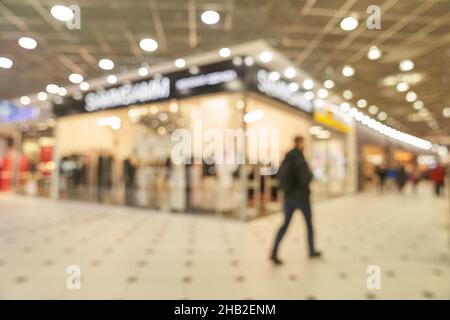 Flou doux et hors de focus les gens sont dans un hypermarché, au centre d'une boutique d'angle.Photo de haute qualité Banque D'Images