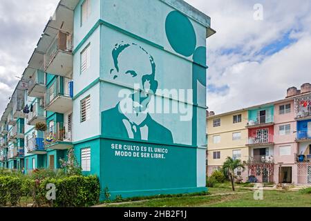 Murale de José Martí, poète cubain et héros national sur le mur latéral des appartements de style soviétique dans les couleurs pastel de la ville Ciego de Ávila, Cuba Banque D'Images