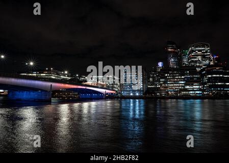 Vue panoramique sur le quartier financier de Londres avec de nombreux gratte-ciels Banque D'Images