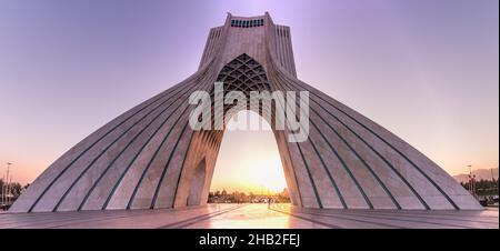 TÉHÉRAN, IRAN - 2 AVRIL 2018 : vue au coucher du soleil sur la Tour Azadi de la liberté à Téhéran. Banque D'Images