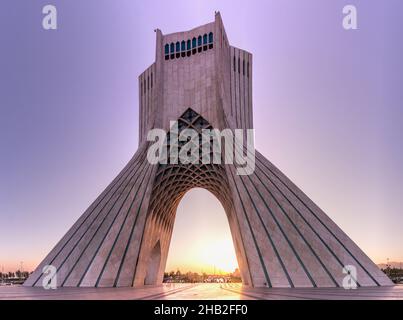 Vue au coucher du soleil sur la Tour de la liberté Azadi à Téhéran, Iran Banque D'Images