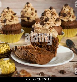 Gâteaux au chocolat de Noël Ferrero Rocher.Muffins à la crème au chocolat. Banque D'Images