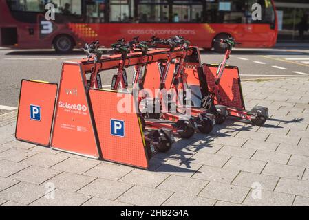 SolentGo VOI e-trottinettes garées dans un rack désigné dans le cadre de l'essai expérimental public de location de trottinettes électroniques à Southampton en 2021 Banque D'Images