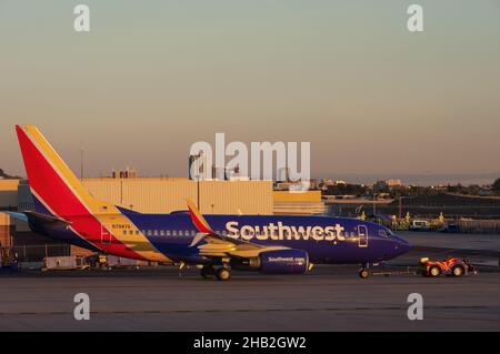 Boeing 737-752 de Southwest International Airlines immatriculé N7887A lors d'un remorquage à l'aéroport Sky Harbor de Phoenix. Banque D'Images