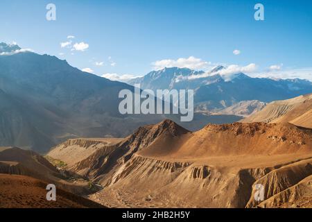 Paysage montagneux pittoresque de l'Himalaya.Vallée de la rivière et montagnes sablonneuses près du village de Kagbeni, Lower Mustang, Népal Banque D'Images