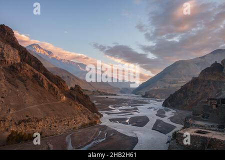 Vallée de la rivière Kali Gandaki près du village de Kagbeni, région de Mustang, Népal.Paysage pittoresque de montagne himalayenne au lever du soleil Banque D'Images