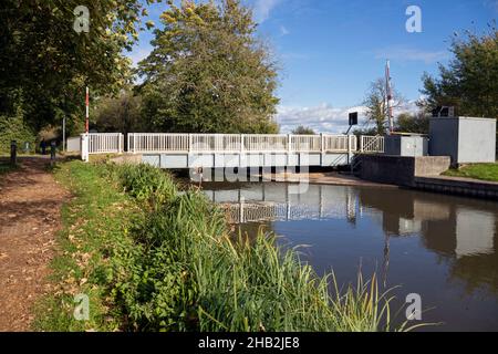 Royaume-Uni, Angleterre, Berkshire, Lower Padworth, Froudes Swing Bridge qui traverse Padworth Lane et le canal Kennet & Avon Banque D'Images