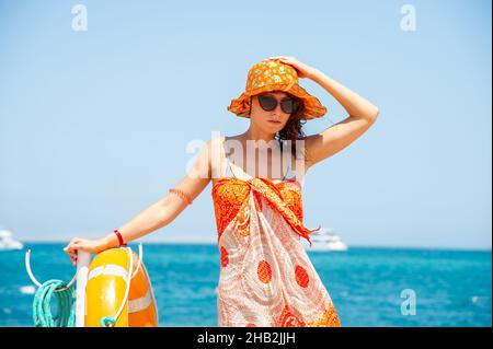 Belle femme de 40 ans posant en voyage en Egypte Hurgada sur la plage. Concept pour les voyages Banque D'Images