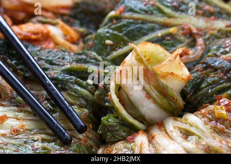 Une photo encore vivant de kimchi frais et de baguettes.Un plat de base en Corée. Banque D'Images