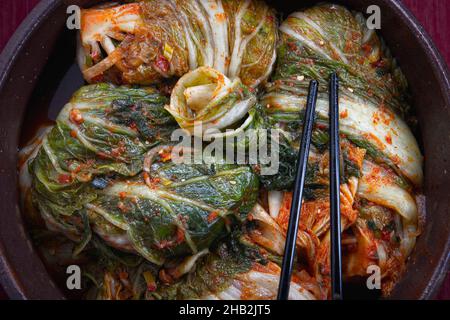 Un studio de vue d'ensemble des kimchi fraîchement faits empilés dans un grand pot.Un plat de base en Corée. Banque D'Images