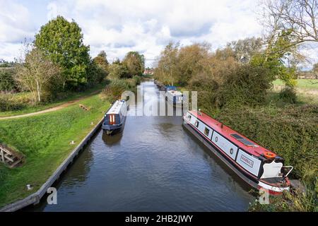 Royaume-Uni, Angleterre, Berkshire, Lower Padworth, le canal Kennett & Avon avec des barques amarrées depuis le pont Towney Banque D'Images