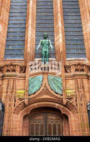 Statue du Christ ressuscité au-dessus de l'entrée des portes ouest de la cathédrale de Liverpool Banque D'Images