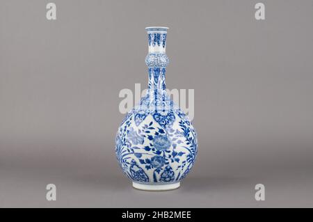 Vase à bouteille avec col à l'ail et motif de vaporisateurs floraux, chinois, dynastie Qing, 1644–1911, période Kangxi,1662–1722, fin 17th–début 18th siècle, articles de décoration Jingdezhen; porcelaine avec sous-glaçure bleu cobalt, fabriquée à Jingdezhen, province de Jiangxi, Chine, Asie,Céramique, récipients, 13 7/16 x 7 po.(34,1 x 17,8 cm Banque D'Images