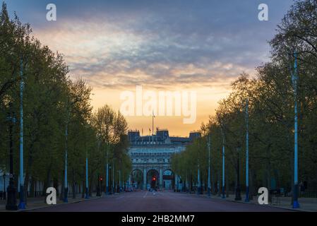 Vue le long de la galerie marchande vers Admiralty Arch, Londres, Angleterre, Royaume-Uni, en avril 2021, sans circulation ni personnes sur la photo Banque D'Images