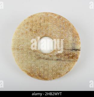 Disque annulaire archéologique (BI), chinois, dynastie Qing, 1644–1911, 18th–19th siècle,Jade (néphrite), fabriqué en Chine, Asie, Jades, 6 3/4 x 6 3/4 po.(17,1 x 17,1 cm Banque D'Images