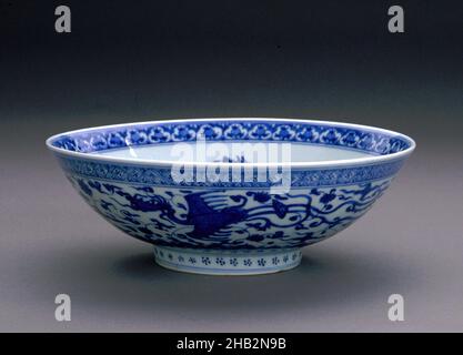 Bol avec conception de Phénixes sur un sol de Lotus Scroll, chinois, dynastie Ming, 1368–1644, période Wanli,1573–1619, fin 16th–début 17th siècle, articles de décoration Jingdezhen; porcelaine avec sous-glaçure bleu cobalt, fabriquée à Jingdezhen, province de Jiangxi, Chine, Asie,Céramique, récipients, 2 7/8 po x 8 po(7,3 x 20,3 cm Banque D'Images