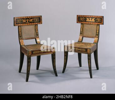 Paire de chaises, Benjamin Henry Latrobe, américain (né en Angleterre), 1764–1820, George Bridport,American (né en Angleterre), 1783–1819, 1808, peuplier jaune peint et doré, chêne blanc et pin blanc; gesso doré; canne dorée de remplacement et originale; tissus de laine et de soie de reproduction, fabriqués à Philadelphie, Pennsylvanie, États-Unis, Amérique du Nord et centrale, mobilier, 34 1/4 x 20 x 19 1/2 po.(87 x 50,8 x 49,5 cm Banque D'Images