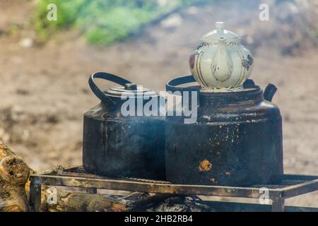 Pots dans un salon de thé près du château de Rudkhan en Iran Banque D'Images