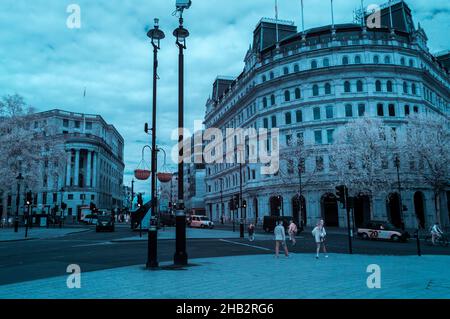 Vue infrarouge prise de Trafalgar Square en regardant de l'autre côté des routes jusqu'à l'entrée du Strand et de l'avenue Northumberland en avril 2021 Banque D'Images