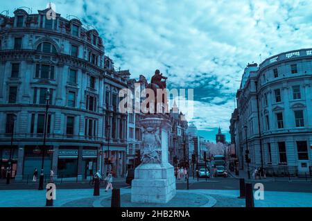 Vue infrarouge prise de Trafalgar Square en descendant Whitehall vers les chambres du Parlement en avril 2021 Banque D'Images