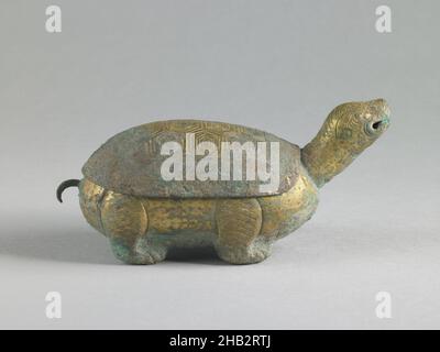 Boîte couverte sous forme de tortue, chinoise, dynastie Tang, 618–907, 9th siècle,Cuivre doré, fabriqué en Chine, en Asie, travail de la métallurgie, sculpture,3 x 3 3/16 x 6 5/8 po(7,6 x 8,1 x 16,8 cm Banque D'Images