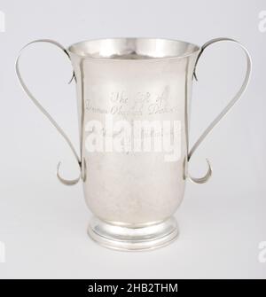 Coupe à deux manche, une paire, Benjamin Pierpont, cuisine américaine, 1730–1797, c.1788,Argent, fabriqué à Boston, Massachusetts, États-Unis, Amérique du Nord et Amérique centrale, Metalwork, 5 15/16 x 3 7/8 po.(15,1 x 9,8 cm Banque D'Images